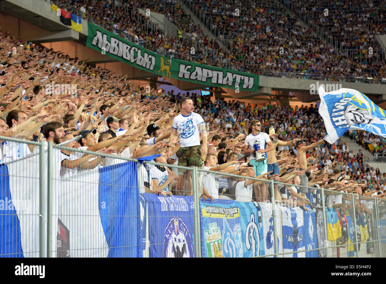 Ultras Dynamo-Team während des Spiels Inter zwischen "Schachtar" (Donezk) und Dynamo (Kiew) am Stadion Arena Lviv. Stockfoto