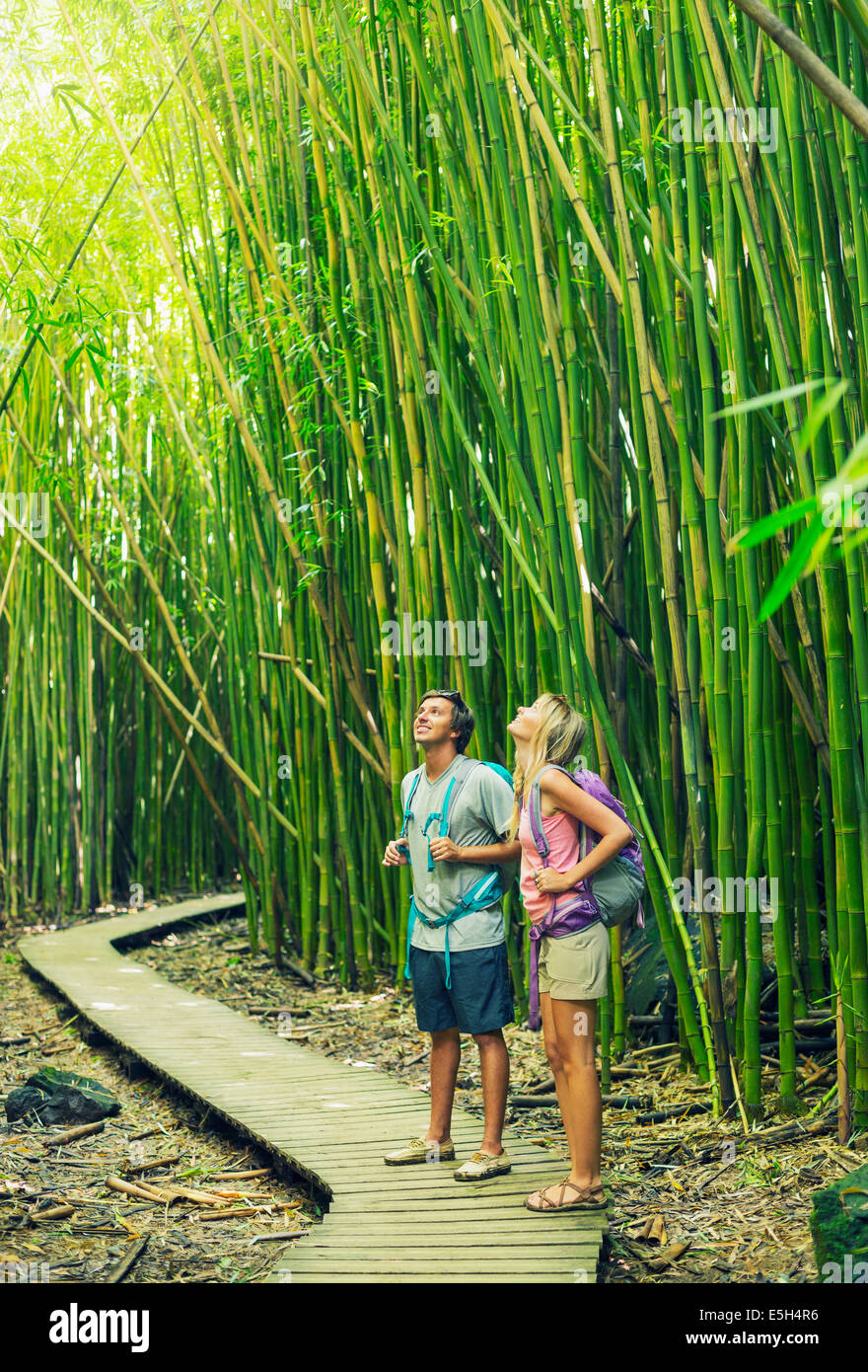 Paare, die Spaß zusammen im Freien auf Wanderung durch erstaunliche Bambus Waldweg. Stockfoto