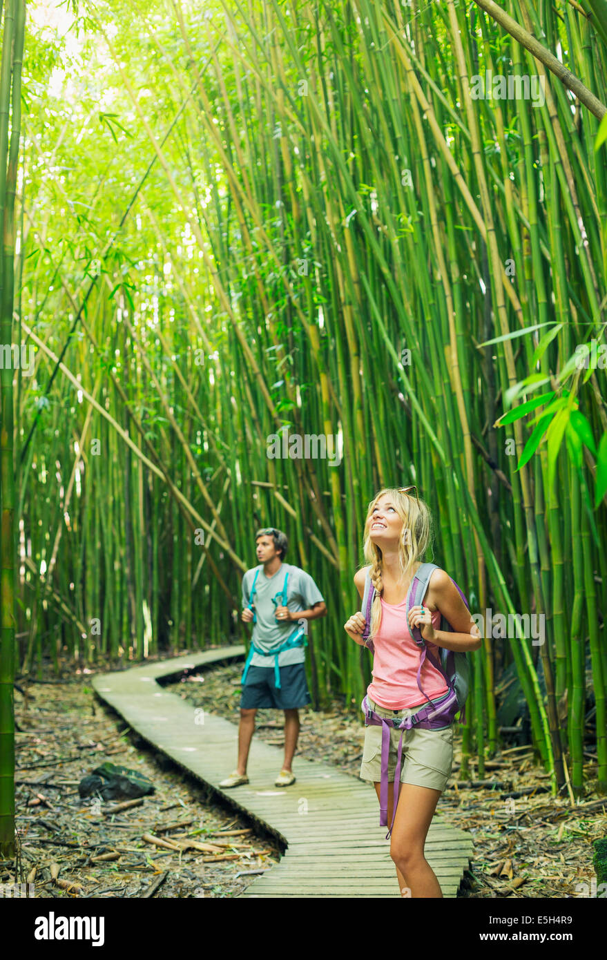 Paare, die Spaß zusammen im Freien auf Wanderung durch erstaunliche Bambus Waldweg. Stockfoto