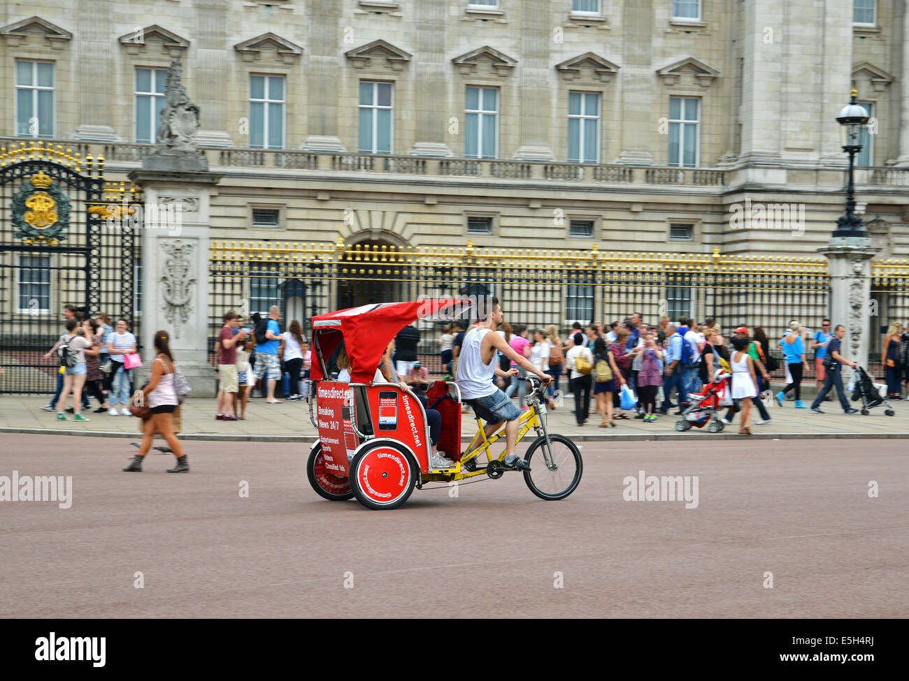 Rikscha vor Buckingham Palace UK Stockfoto