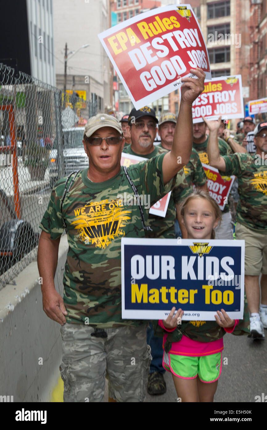 Pittsburgh, Pennsylvania, USA. Mitglieder der United Mine Workers of America sammelten sich gegen der Obama-Administration vorgeschlagenen Clean Power Act, die CO2-Emissionen durch Einschränkung der Verwendung von Kohle zur Stromerzeugung geschnitten würde. Bildnachweis: Jim West/Alamy Live-Nachrichten Stockfoto