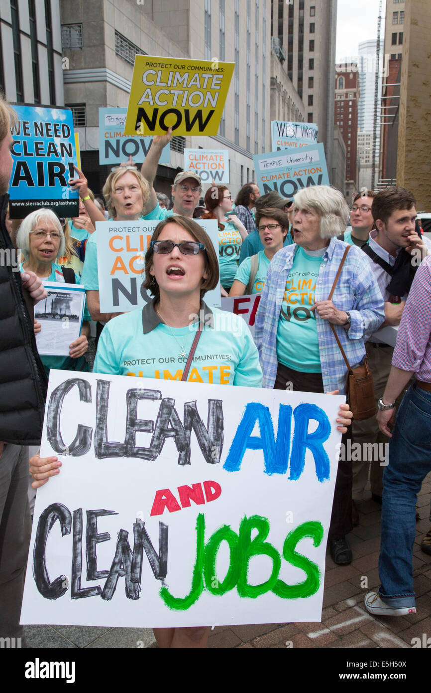 Pittsburgh, Pennsylvania, USA. Umweltschützer versammelt, um der Obama-Regierung vorgeschlagene Clean Power Act, unterstützen die CO2-Emissionen durch Einschränkung der Verwendung von Kohle zur Stromerzeugung geschnitten würde. Die Rallye ereignete sich außerhalb einer Environmental Protection Agency-Verhandlung über den Vorschlag. Bildnachweis: Jim West/Alamy Live-Nachrichten Stockfoto