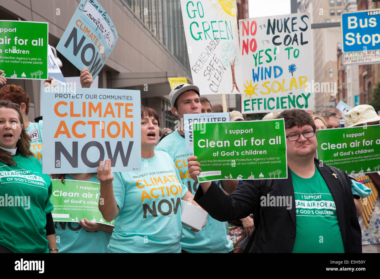 Pittsburgh, Pennsylvania, USA. Umweltschützer versammelt, um der Obama-Regierung vorgeschlagene Clean Power Act, unterstützen die CO2-Emissionen durch Einschränkung der Verwendung von Kohle zur Stromerzeugung geschnitten würde. Die Rallye ereignete sich außerhalb einer Environmental Protection Agency-Verhandlung über den Vorschlag. Bildnachweis: Jim West/Alamy Live-Nachrichten Stockfoto