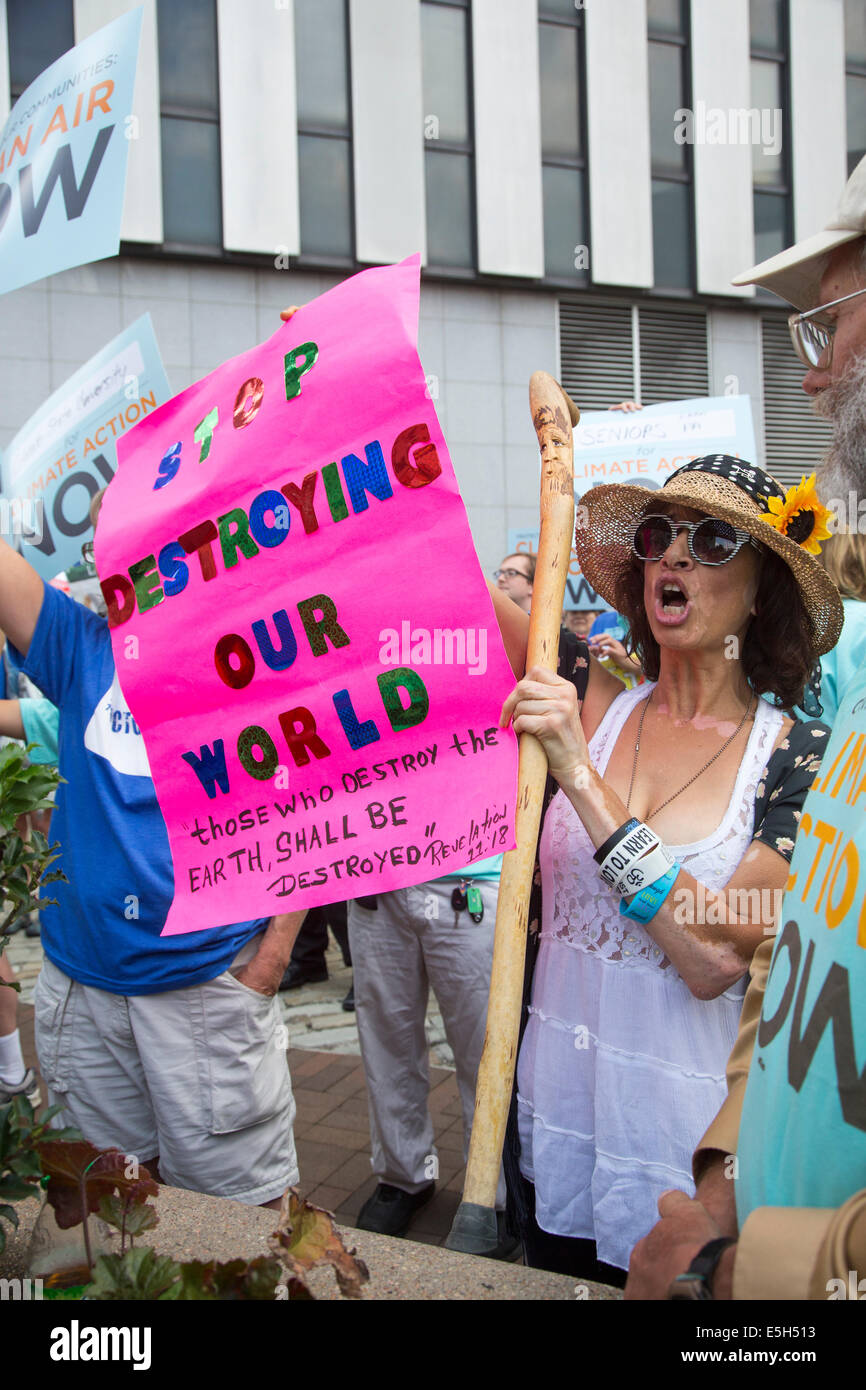 Pittsburgh, Pennsylvania, USA. Umweltschützer versammelt, um der Obama-Regierung vorgeschlagene Clean Power Act, unterstützen die CO2-Emissionen durch Einschränkung der Verwendung von Kohle zur Stromerzeugung geschnitten würde. Die Rallye ereignete sich außerhalb einer Environmental Protection Agency-Verhandlung über den Vorschlag. Bildnachweis: Jim West/Alamy Live-Nachrichten Stockfoto