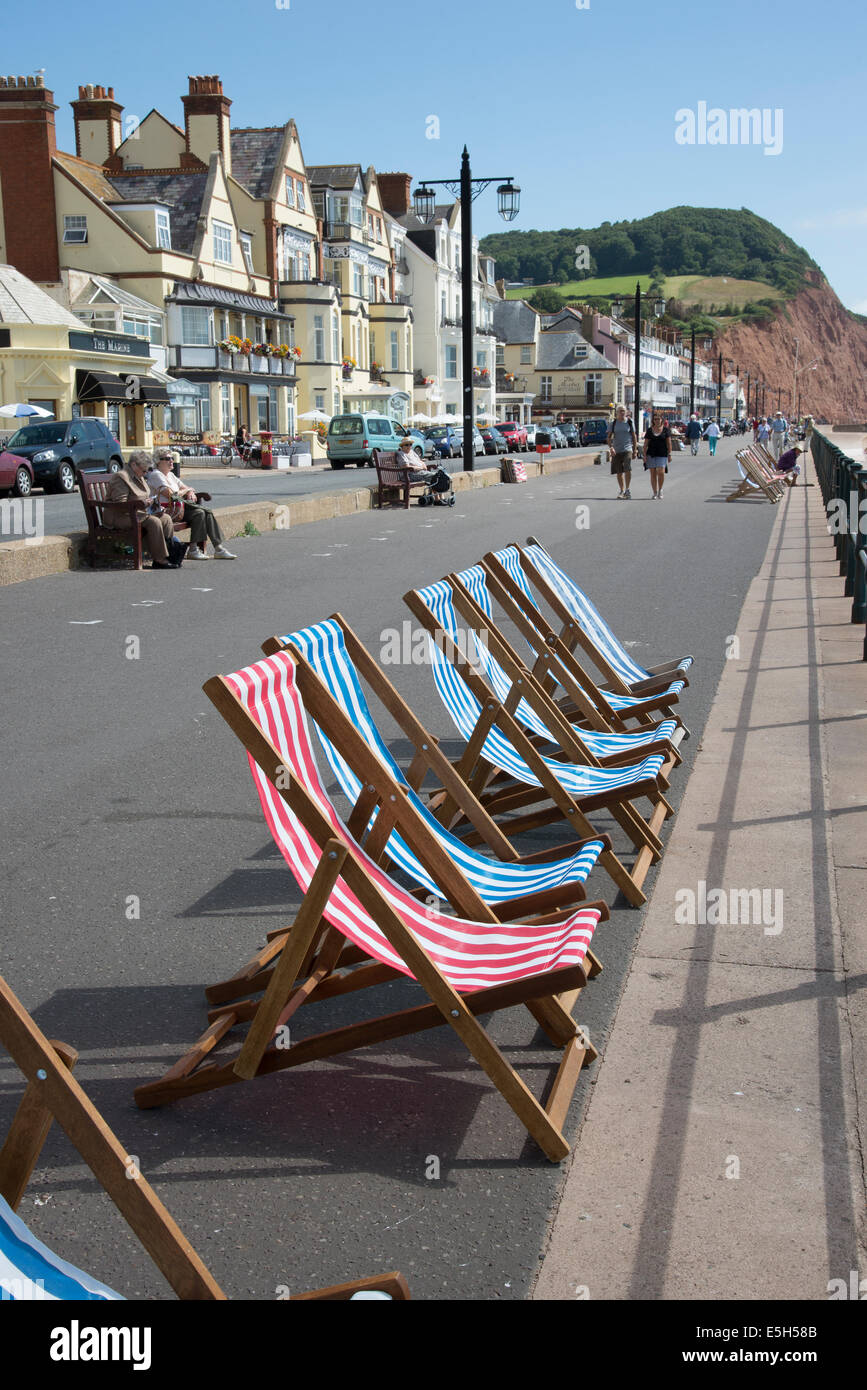 Liegestühlen säumen die Strandpromenade in Sidmouth ein Küstenort im Devon England UK Stockfoto