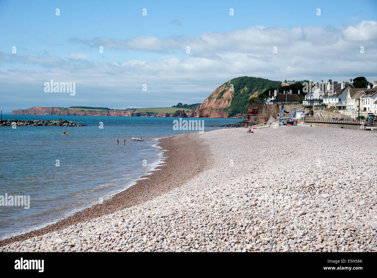 Direkt am Meer und Kiesstrand Strand an der Jurassic Coast in Sidmouth Devon England UK Stockfoto