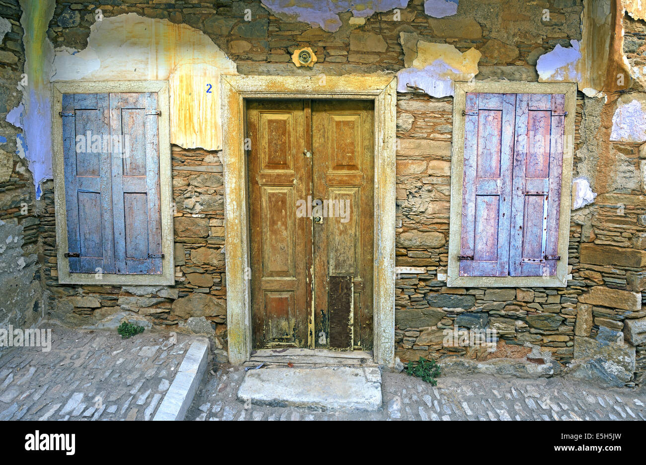 Spuren der Zeit auf der Fassade eines alten Hauses in der mittelalterlichen Siedlung Ano Syros (Chora) in Syros Insel, Kykladen, Griechenland Stockfoto