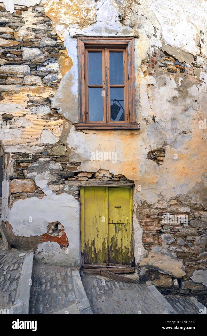 Spuren der Zeit auf der Fassade eines alten Hauses in der mittelalterlichen Siedlung Ano Syros (Chora) in Syros Insel, Kykladen, Griechenland Stockfoto