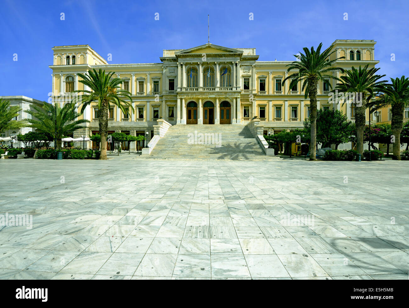 Des Rathauses neoklassischen Gebäude des 19. Jahrhunderts am Miaouli Quadrat Ermoupoli Stadt, Insel Syros, Griechenland Cyclades Stockfoto