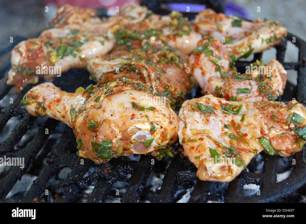 Hot Chicken Wings und Drumsticks auf dem grill Stockfoto