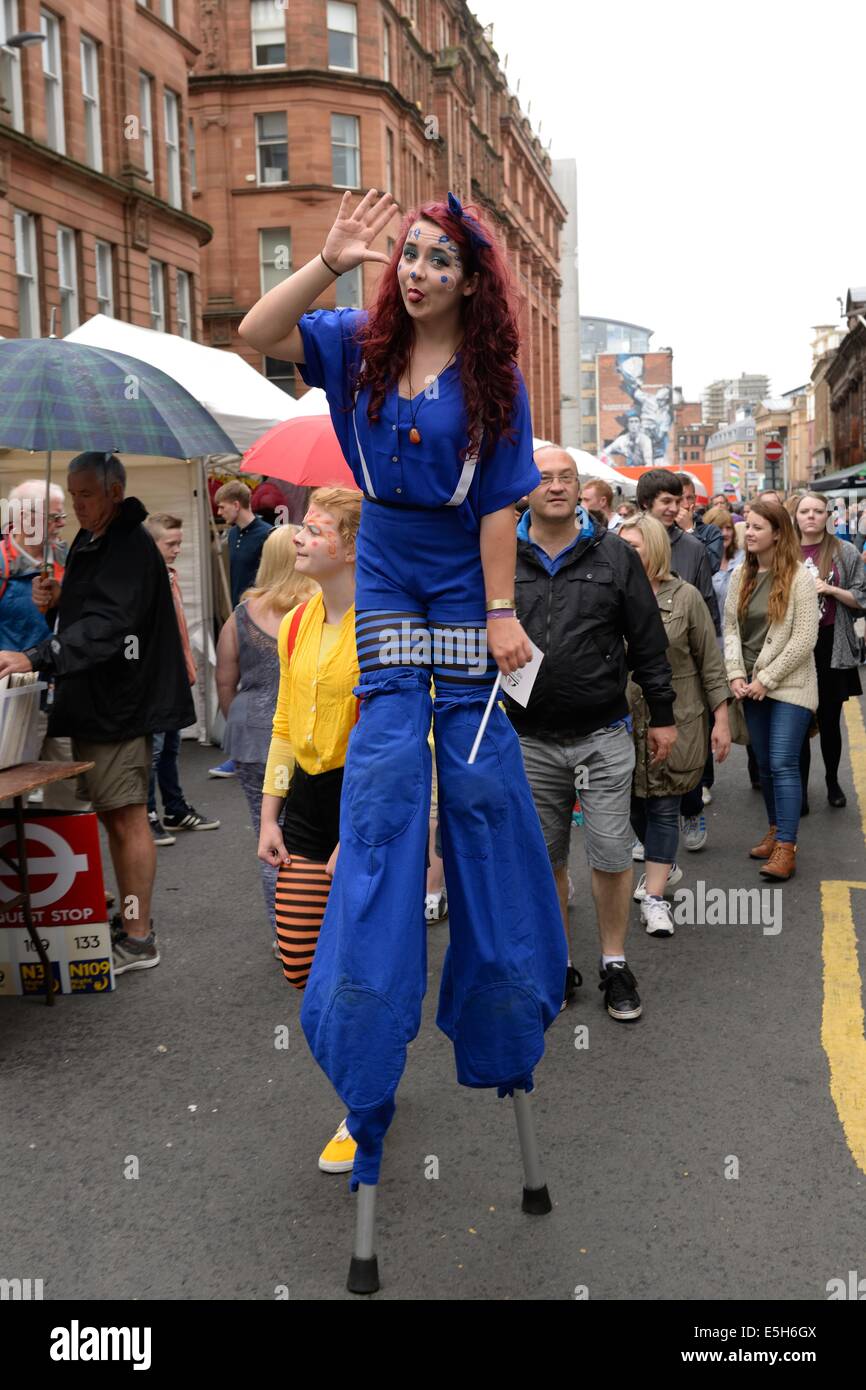 Eine Straße Theater Mädchen auf Stelzen in der Merchant City Festival in Glasgow 2014 Stockfoto