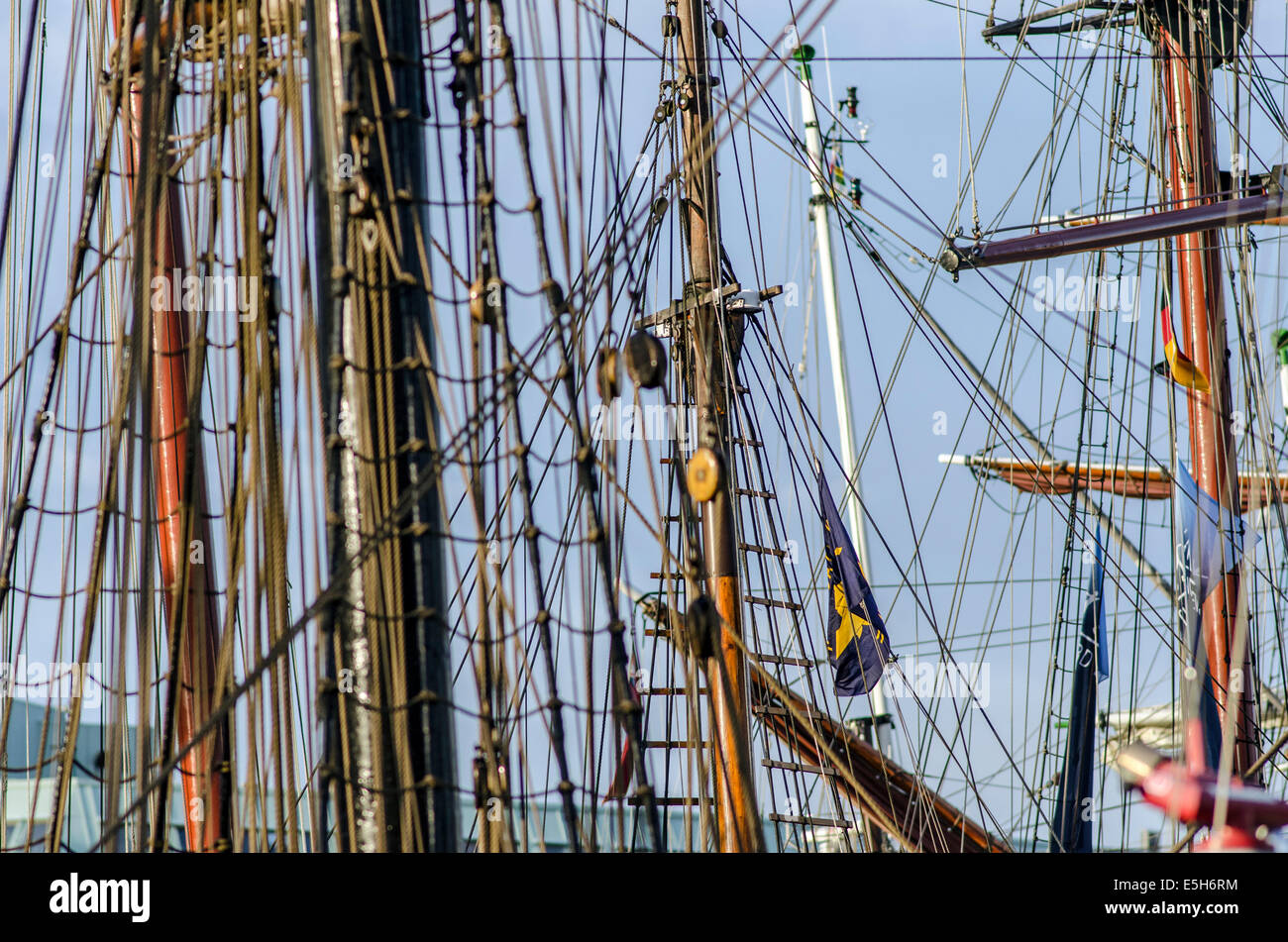 Rigging und Schiffsmasten im Hamburger Hafen beim Hafenfest. Stockfoto