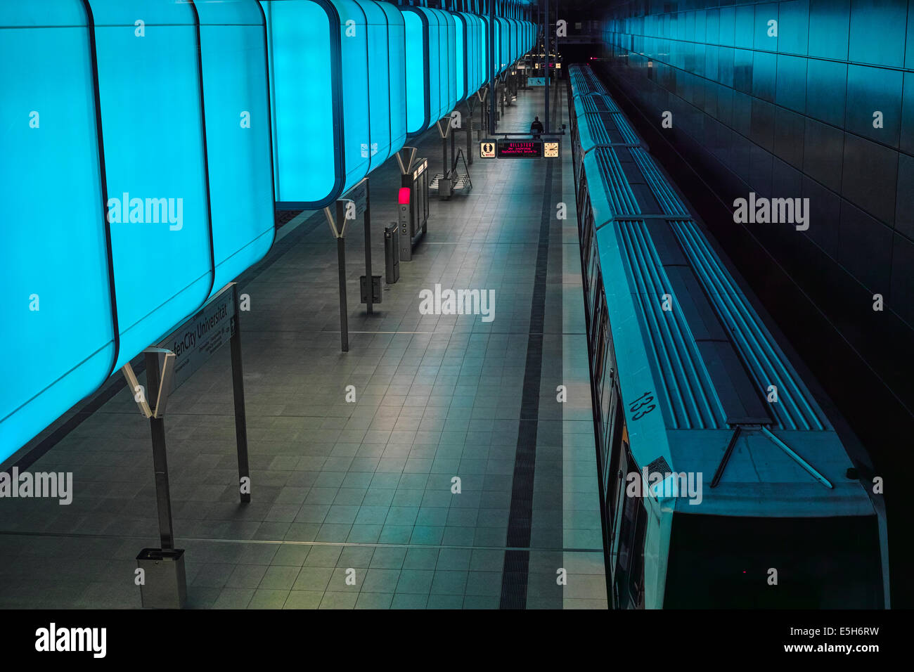 Hamburg Hafencity (Universität) u-Bahnstation mit ständig wechselnden Farbe-Licht-Installation. Stockfoto