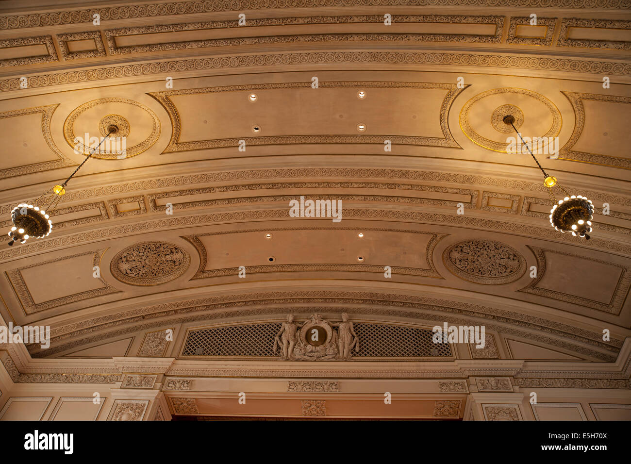 Baujahr 1912, Chapin Hall, Williams College in Williamstown, hat Massachusetts eine wunderschön eingerichtete Proszenium und Decke. Stockfoto