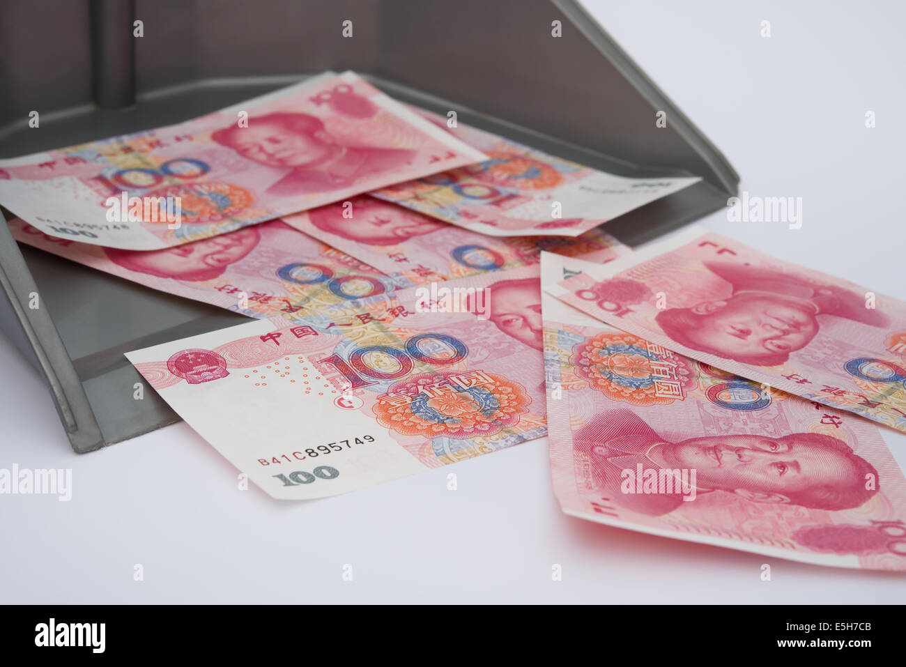 RMB in Mülltonne, monetäre Konzept Stockfoto