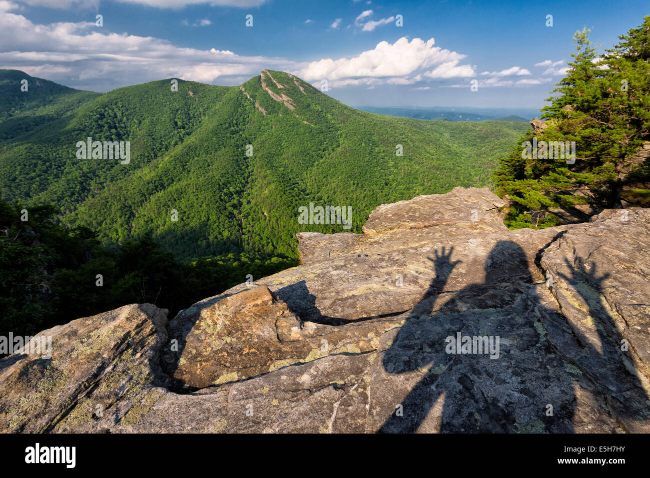 Schatten eines Fotografen mit Blick auf die Schlucht Linville von Wisemans Blick übersehen, in der Nähe der Blue Ridge Parkway, NC. Stockfoto