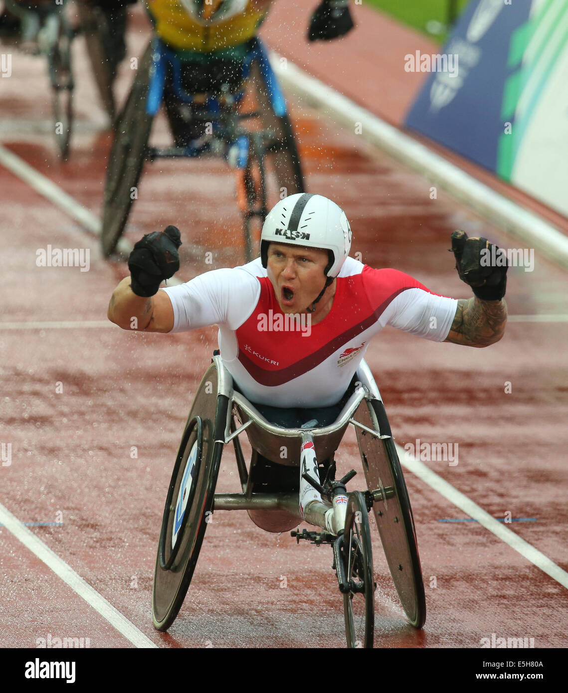 Hampden Park, Glasgow, Schottland, Großbritannien. 31. Juli 2014.  8. Tag-Abend-Leichtathletik-Session. Herren T54 1500-Meter-Finale.  David Weir DEU - Kurt Fearnley AUS Gold - Silber, Alex Dupont kann - Bronze. David Weir beginnt, bevor die Trennungslinie zu feiern. Bildnachweis: ALAN OLIVER/Alamy Live-Nachrichten Stockfoto