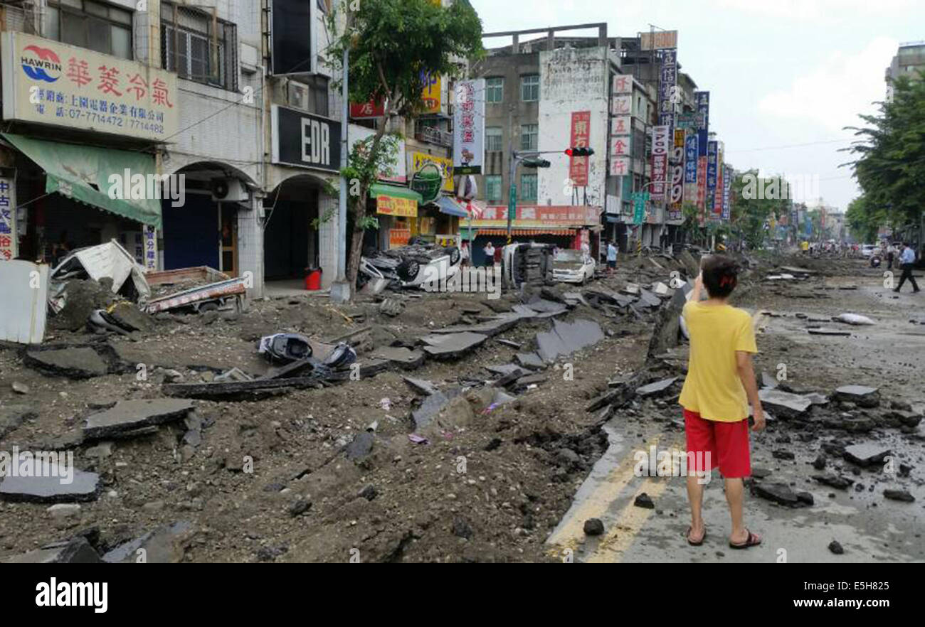 Kaohsiung, China Taiwan. 1. August 2014. Eine Straße ist nach dem Leck Gasexplosionen in Kaohsiung, Taiwan in Südost-China, 1. August 2014 zerstört. Die kommunalen Brandbekämpfung sagte Gaslecks berichtet wurden im Cianjhen-Viertel der Stadt auf rund 20:46 Donnerstag, führt zu mehreren Explosionen, die eine Fläche so groß wie drei Quadratkilometern betroffen. Zahl der Todesopfer durch die Gas-Leck-Explosionen hat 22 von Freitagmorgen kletterte, inzwischen 270 weitere wurden verletzt. Bildnachweis: Chen Jun/Xinhua/Alamy Live-Nachrichten Stockfoto