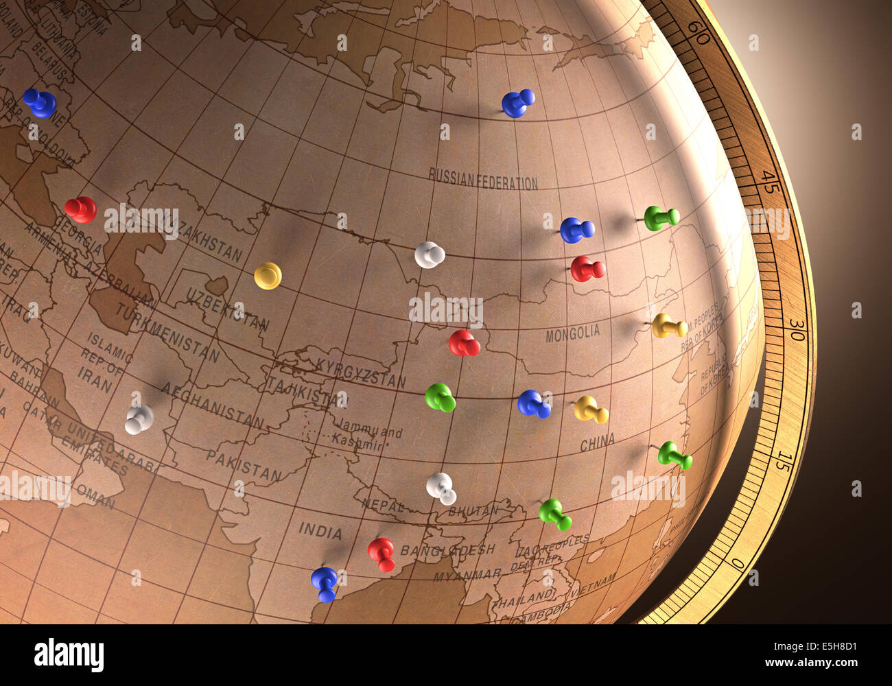 Antiker Globus mit Nägeln, die Kennzeichnung der Reiseroute. Stockfoto