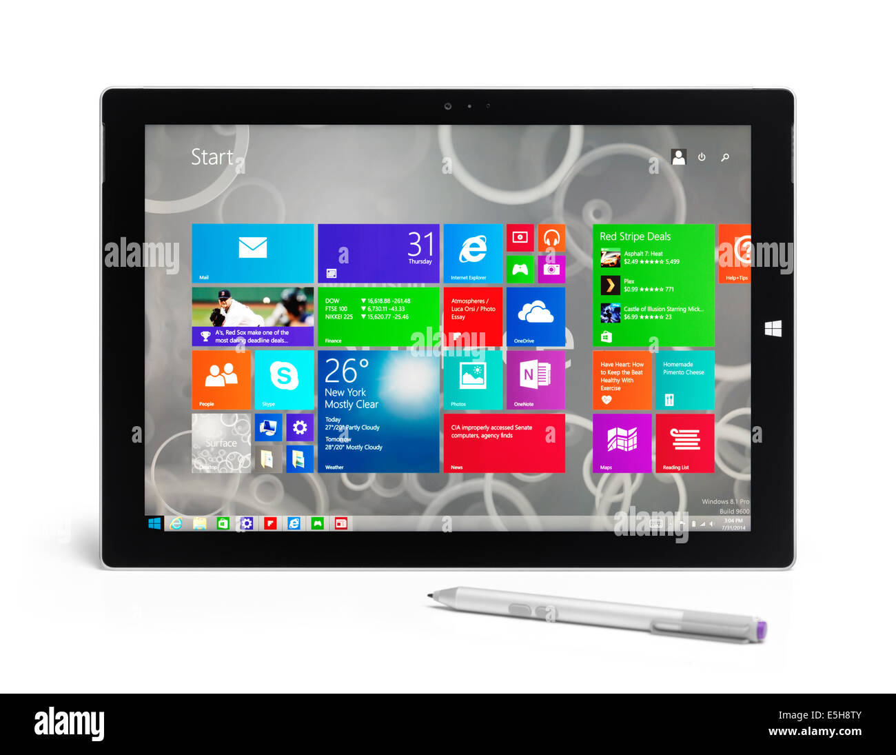 Microsoft Surface Pro 3 Tablet-Computer mit einem Stift isoliert auf weißem Hintergrund mit Beschneidungspfad Stockfoto