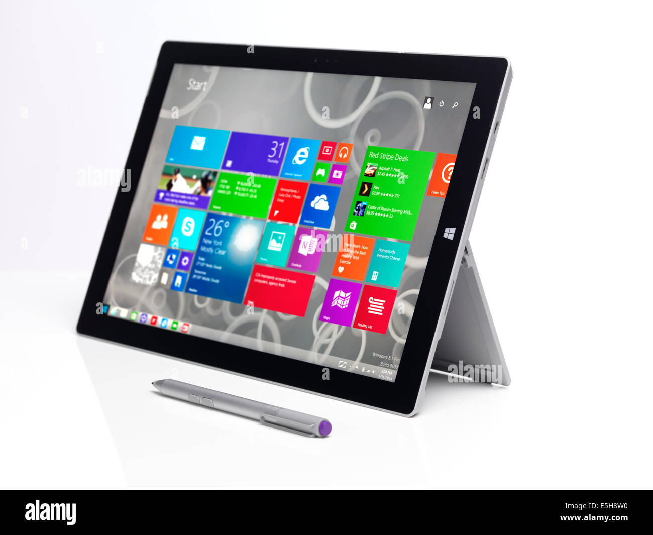 Microsoft Surface Pro 3 Tablet-PC mit Windows 8 Start-Bildschirm auf dem Display isoliert auf weißem Hintergrund Stockfoto