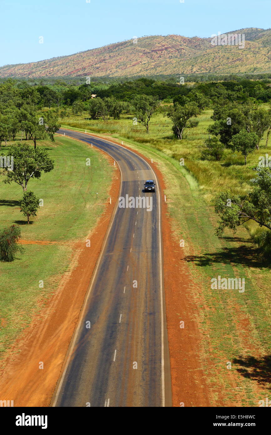 Ein Auto fährt die Victoria Highway in der Nähe von Kununurra, Western Australia. Stockfoto