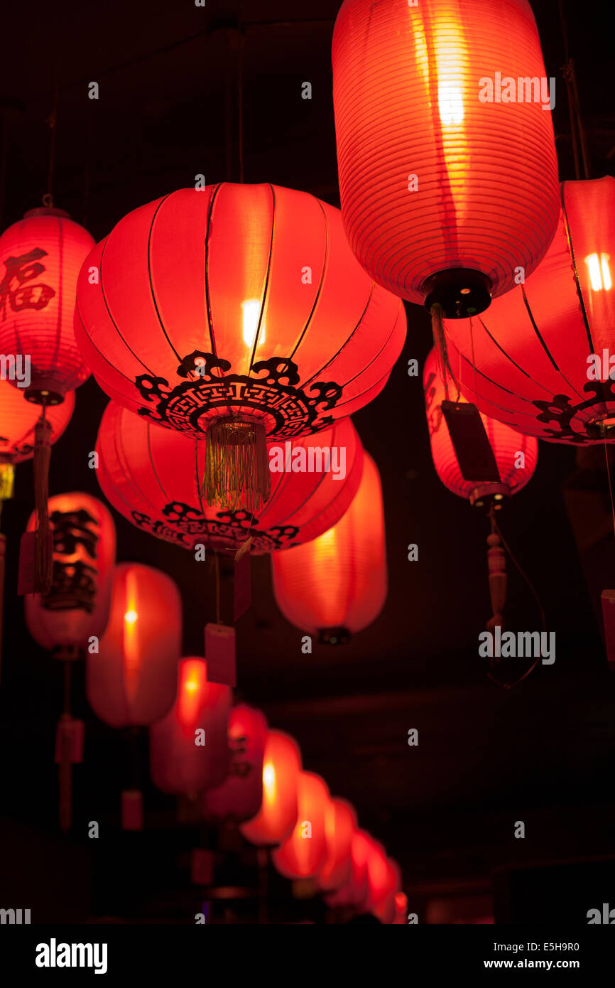 Leuchtend roten Lampions beleuchtet Stockfoto