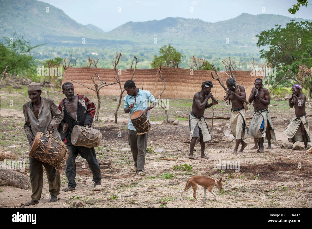 Männer des Volkes Koma mit Instrumenten, die animistischen Menschen leben in Alantika Berge, Wangai, Nordregion-Kamerun Stockfoto