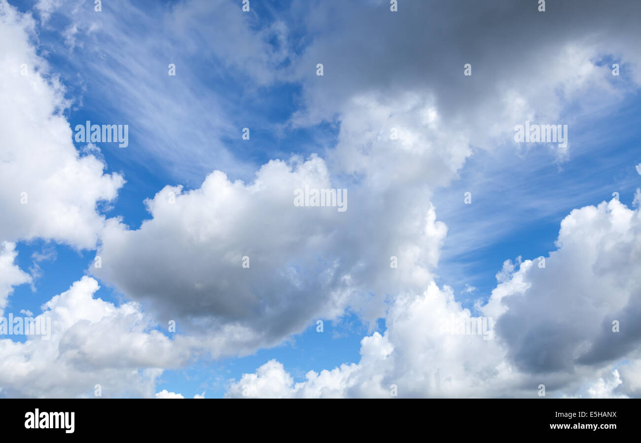 Natürliche strahlend blauen bewölkten Himmel, Fotohintergrund Stockfoto