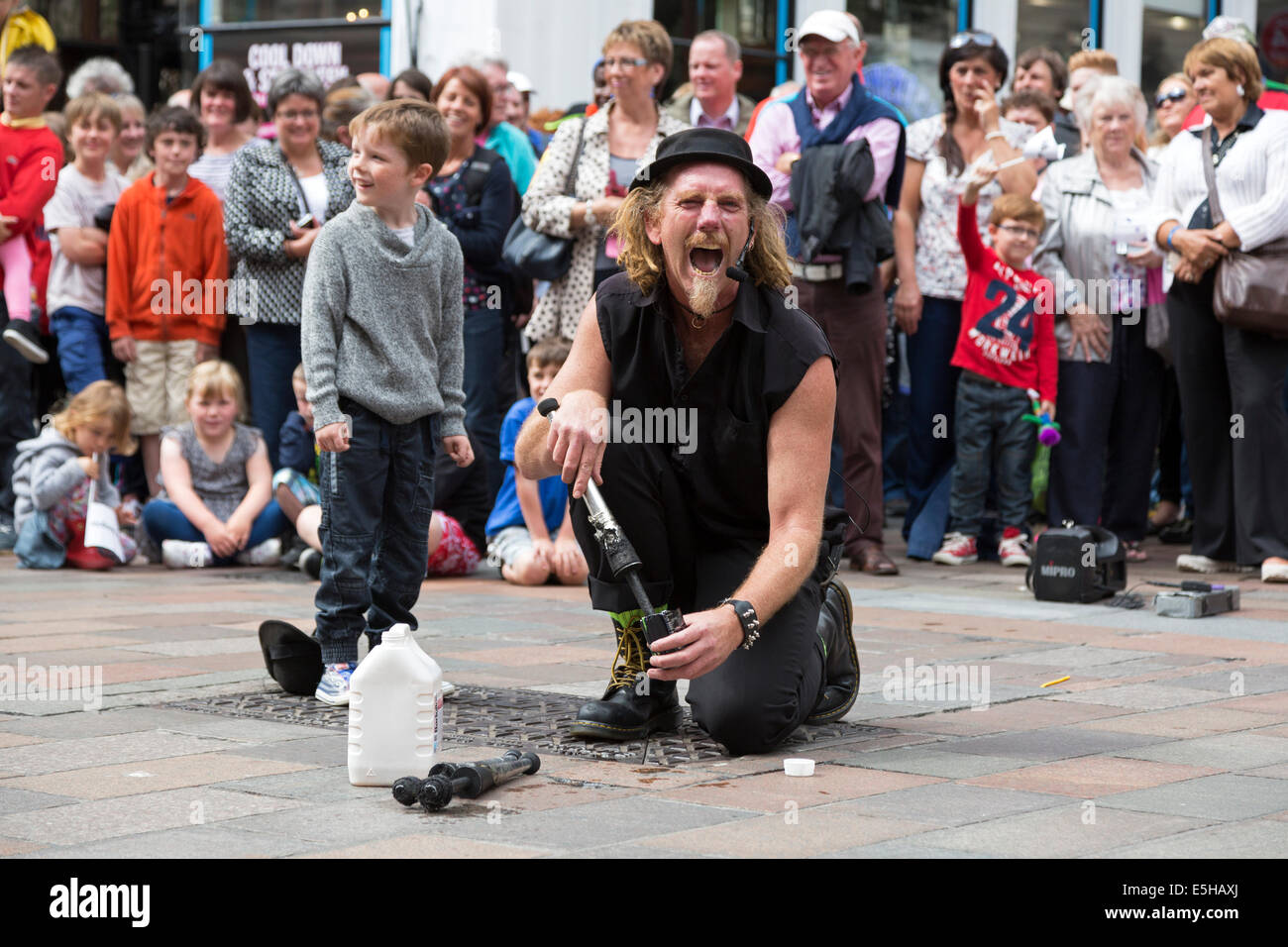 Straße Entertainer arbeiten mit einem kleinen Jungen in Buchanan Street, Glasgow, Schottland, UK Stockfoto