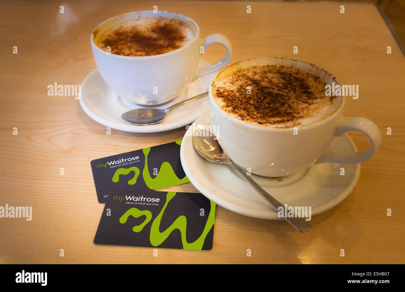 meine Waitrose-Karten mit den kostenlosen Tassen Kaffee. Stockfoto