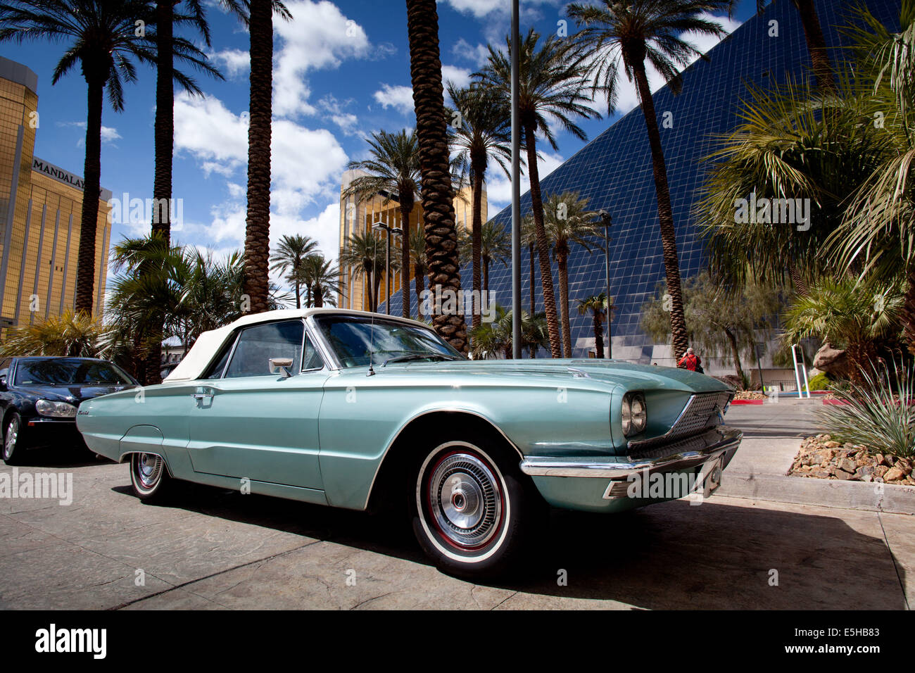 Ford Thunderbird vor der Pyramide des Luxor Hotel and Casino, im März 2012. Die Pyramide ist 111m/365 Fuß hoch. Stockfoto