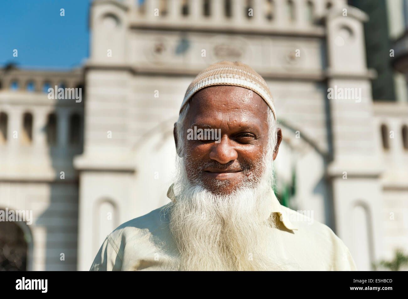 Frommer Muslim mit Mütze und langen, weißen Bart, Al-Akbar Moschee, Colombo, Sri Lanka Stockfoto