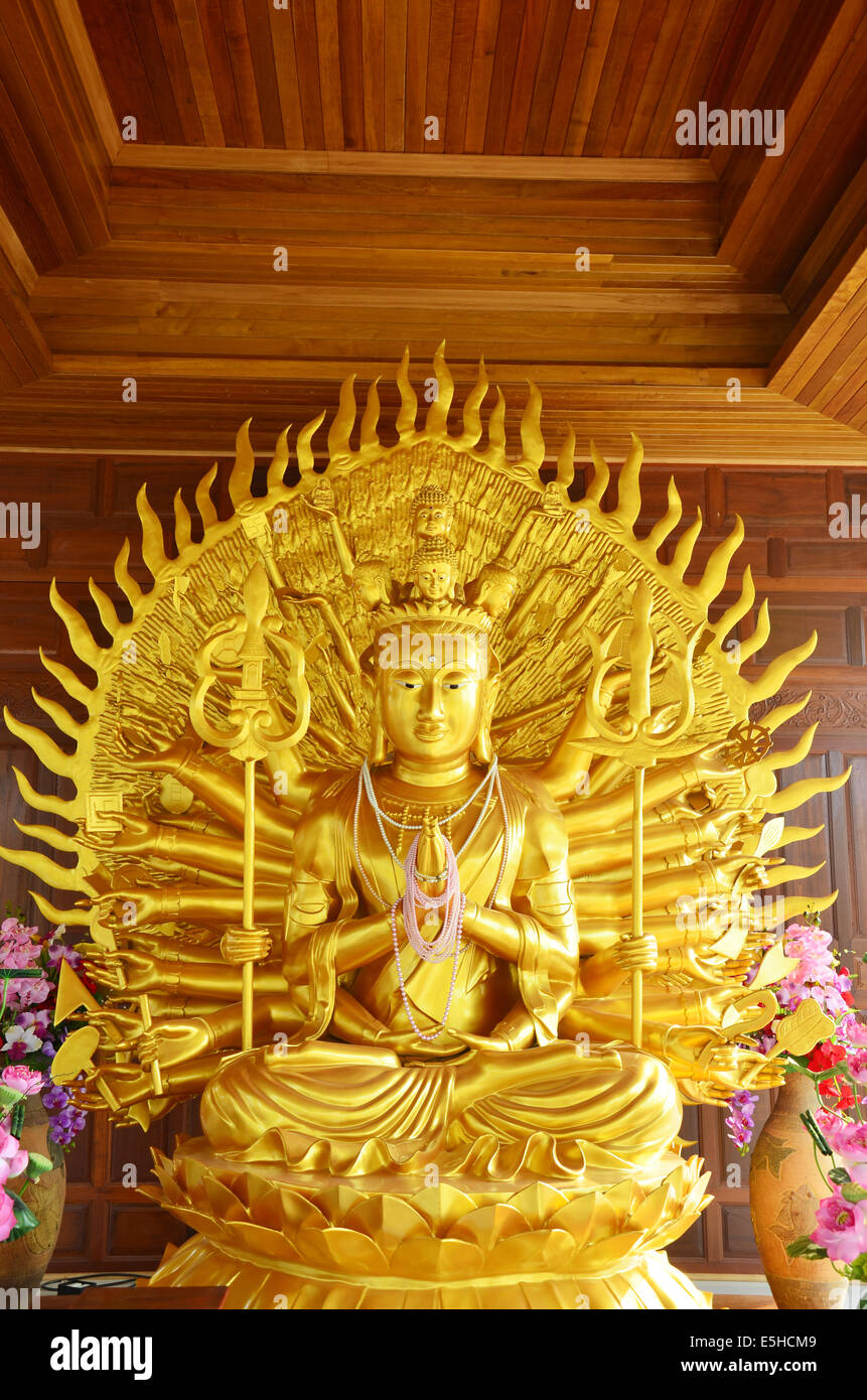 Guanyin und die tausend Arme bei Wat Ras Prakorngthum Nonthaburi Thailand Stockfoto