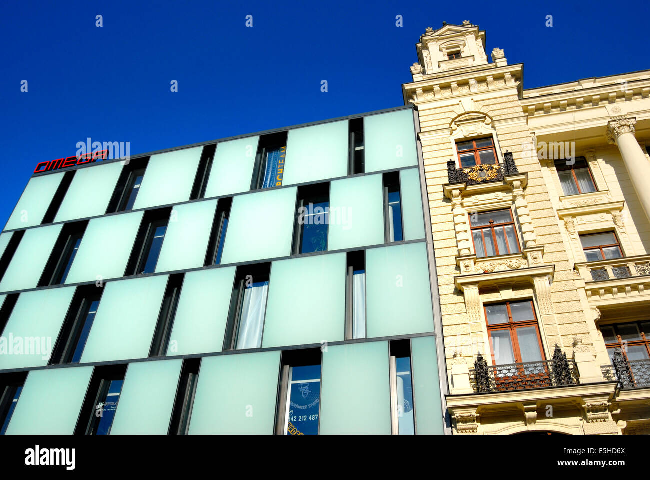 Brünn, Süd-Mähren, Tschechische Republik. Alte und neue Gebäude in Namesti Svobody (Hauptplatz) Stockfoto