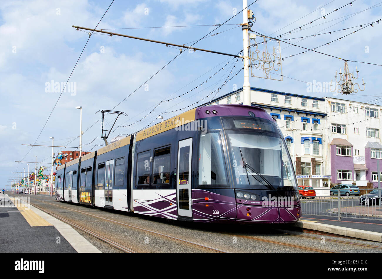 Moderne Straßenbahn Durchführung Fahrpreis zahlende Passagiere auf der Promenade in Blackpool Stockfoto