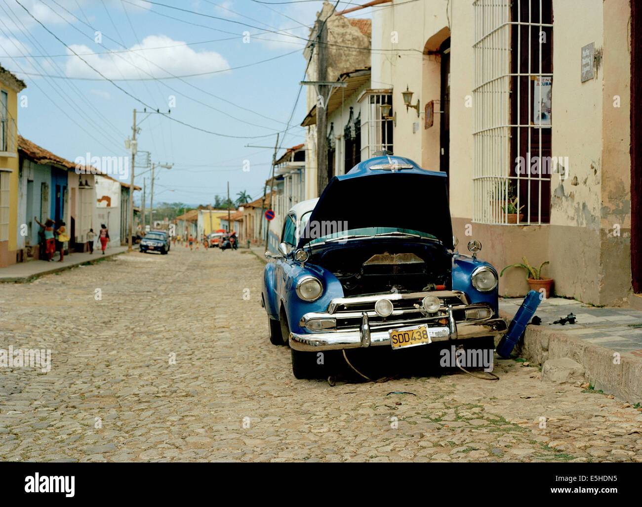 Trinidad de Cuba Chevy Auto auf dem Kopfsteinpflaster aufgeschlüsselt Stockfoto