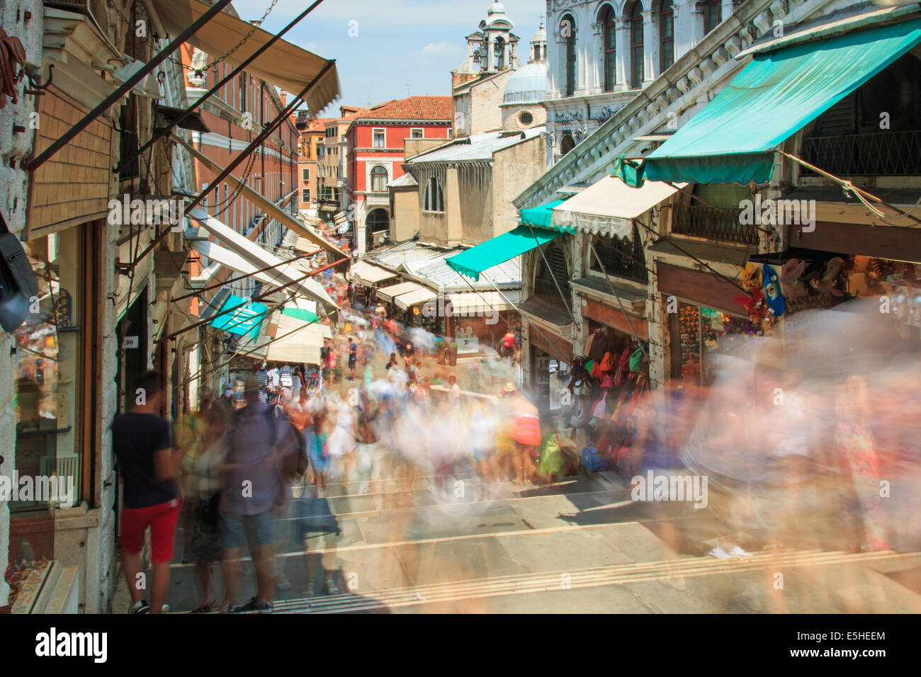 Sonniger Tag in Venedig Stadt. Venedig Straßen überfüllt mit Touristen wie gewohnt. Stockfoto