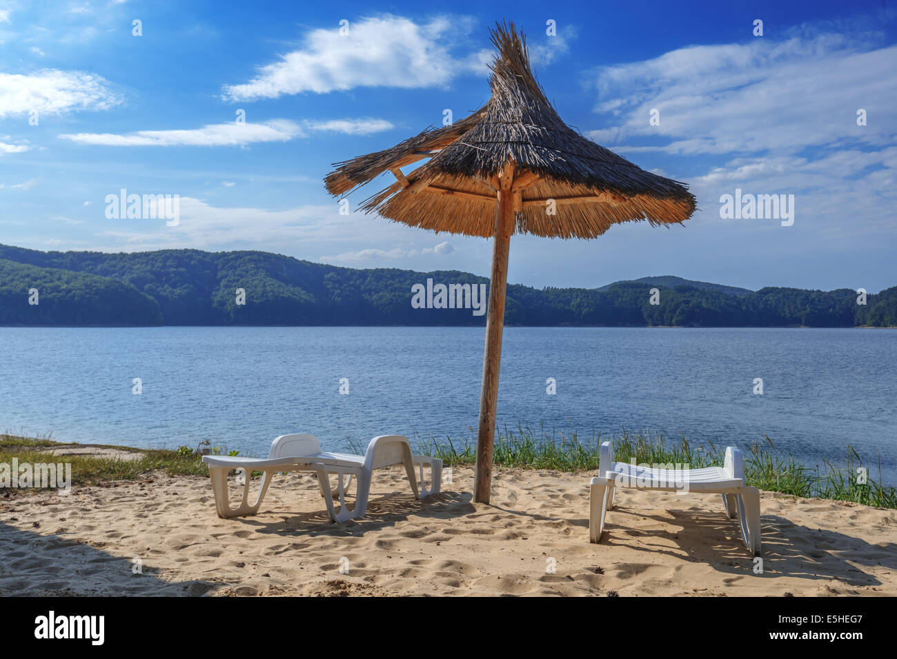 Liegestuhl und Sonnenschirm am Strand Stockfoto