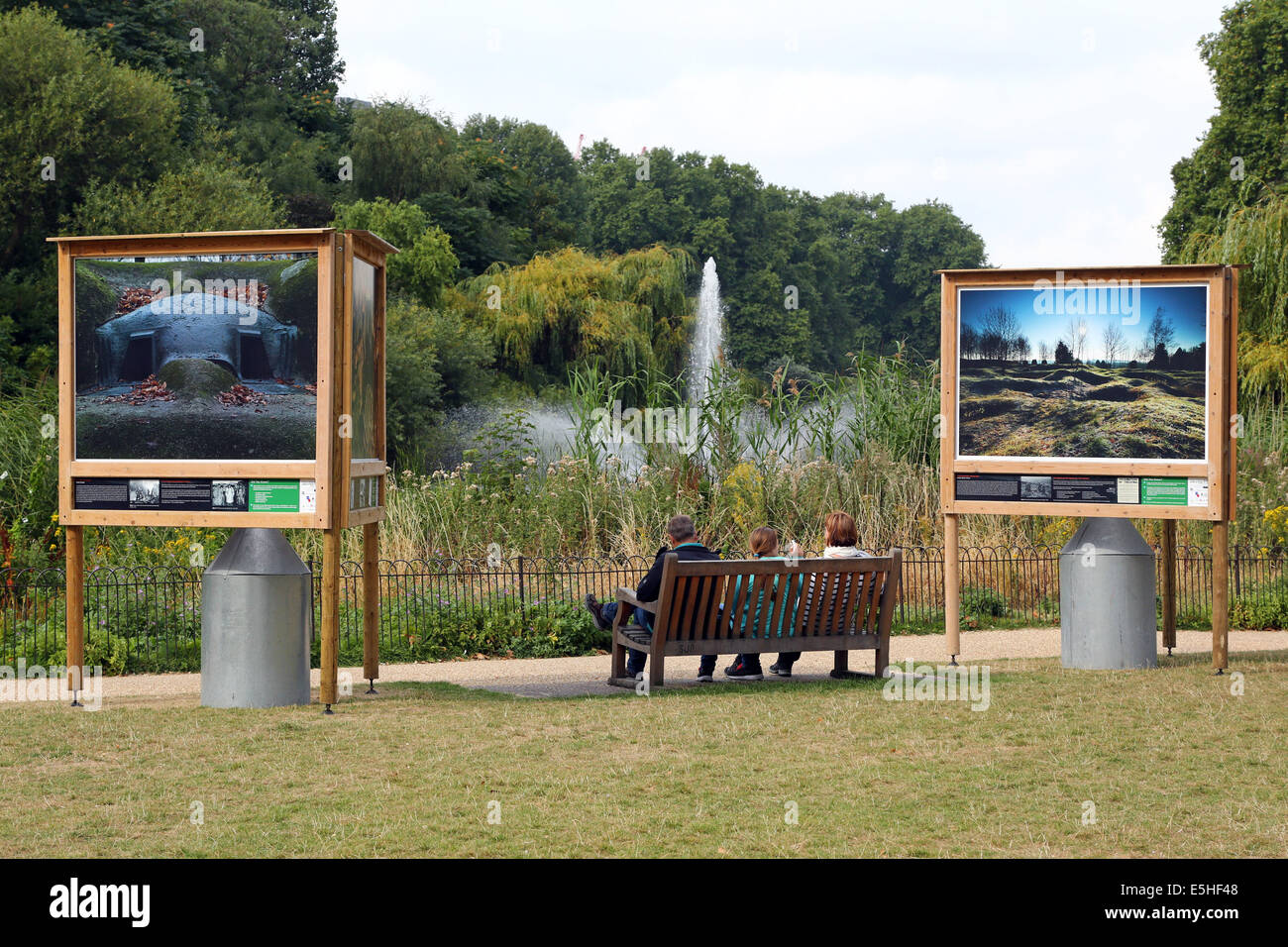 London, UK. 1. August 2014. Felder der Schlacht Land Frieden 14-18 Ausstellung von Fotograf Mike St. Maur Sheil, gesponsert von The Royal British Legion im Freien in St. James' Park, London, England. Die Ausstellung erinnert an die Hundertjahrfeier des ersten Weltkriegs und beginnt am 4. August, zum 100. Geburtstag des ersten Weltkrieges in Großbritannien. Es läuft bis November. Bildnachweis: Paul Brown/Alamy Live-Nachrichten Stockfoto