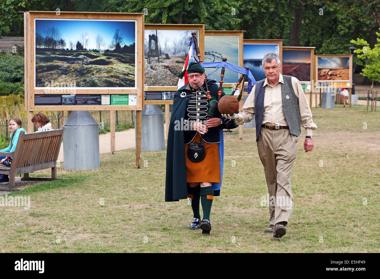 London, UK. 1. August 2014. Fotograf Mike St. Maur Sheil auf Felder der Schlacht Ländereien des Friedens 14-18 Ausstellung gesponsert The Royal British Legion im Freien in St. James' Park, London, England. Die Ausstellung erinnert an die Hundertjahrfeier des ersten Weltkriegs und beginnt am 4. August, zum 100. Geburtstag des ersten Weltkrieges in Großbritannien. Es läuft bis November.  Mike hält die Loos-Fußball, die die London Irish Rifles über No Mans Land am 25. September 1915 begann, wie sie die deutschen Stellungen in der Stadt von Loos angegriffen. Bildnachweis: Paul Brown/Alamy Live-Nachrichten Stockfoto