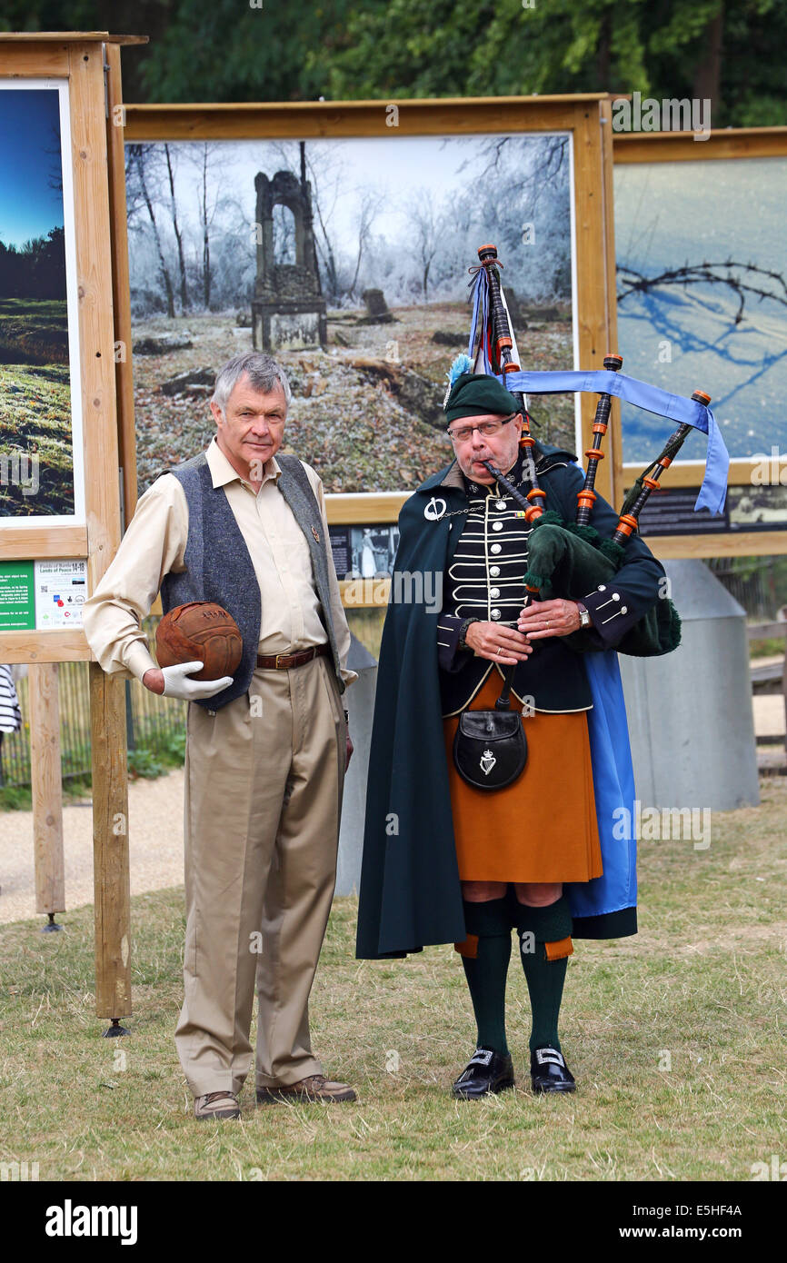 London, UK. 1. August 2014. Fotograf Mike St. Maur Sheil auf Felder der Schlacht Ländereien des Friedens 14-18 Ausstellung gesponsert The Royal British Legion im Freien in St. James' Park, London, England. Die Ausstellung erinnert an die Hundertjahrfeier des ersten Weltkriegs und beginnt am 4. August, zum 100. Geburtstag des ersten Weltkrieges in Großbritannien. Es läuft bis November.  Mike hält die Loos-Fußball, die die London Irish Rifles über No Mans Land am 25. September 1915 begann, wie sie die deutschen Stellungen in der Stadt von Loos angegriffen. Bildnachweis: Paul Brown/Alamy Live-Nachrichten Stockfoto