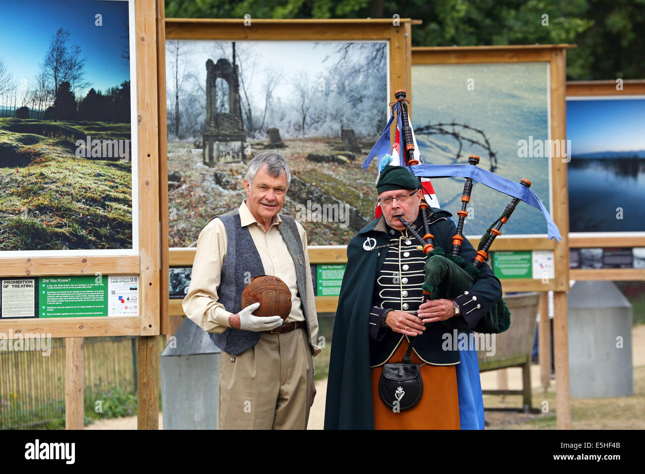 London, UK. 1. August 2014. Fotograf Mike St. Maur Sheil auf Felder der Schlacht Ländereien des Friedens 14-18 Ausstellung gesponsert The Royal British Legion im Freien in St. James' Park, London, England. Die Ausstellung erinnert an die Hundertjahrfeier des ersten Weltkriegs und beginnt am 4. August, zum 100. Geburtstag des ersten Weltkrieges in Großbritannien. Es läuft bis November.  Mike hält die Loos-Fußball, die die London Irish Rifles über No Mans Land am 25. September 1915 begann, wie sie die deutschen Stellungen in der Stadt von Loos angegriffen. Bildnachweis: Paul Brown/Alamy Live-Nachrichten Stockfoto