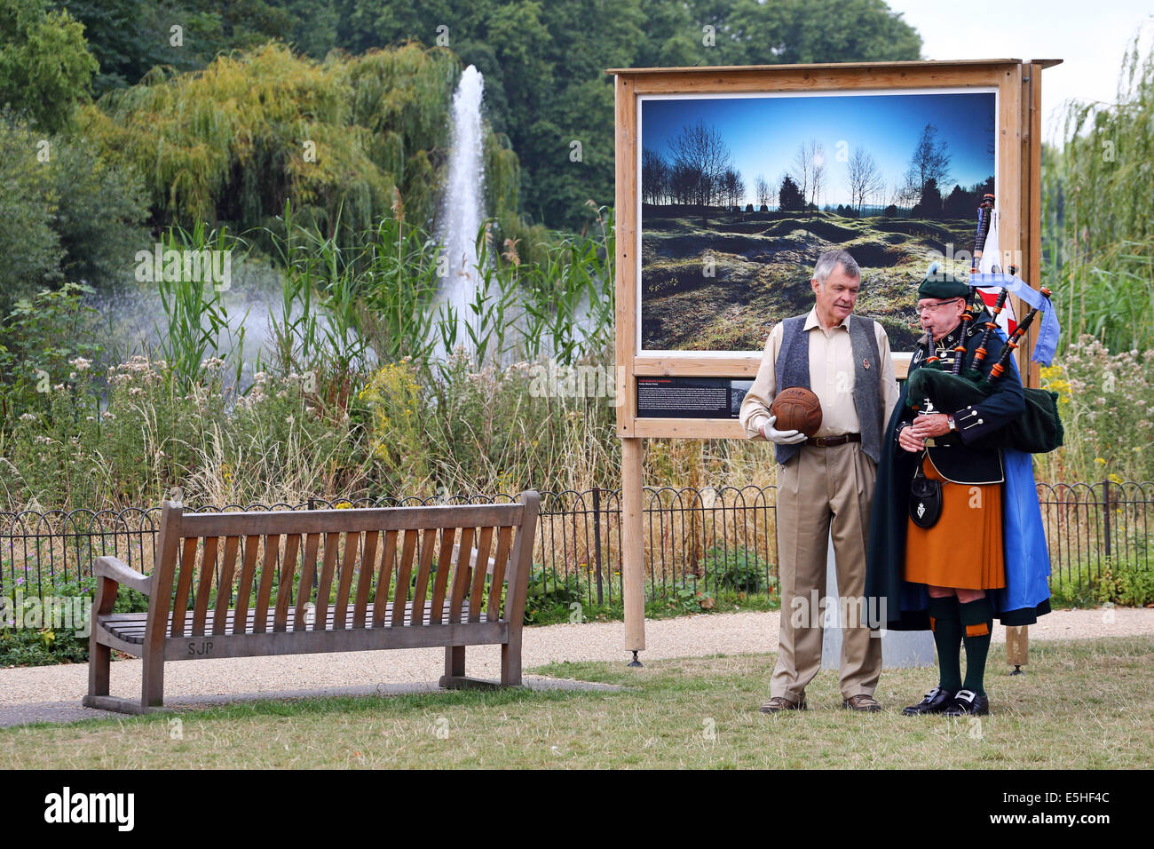London, UK. 1. August 2014. Fotograf Mike St. Maur Sheil auf Felder der Schlacht Ländereien des Friedens 14-18 Ausstellung gesponsert The Royal British Legion im Freien in St. James' Park, London, England. Die Ausstellung erinnert an die Hundertjahrfeier des ersten Weltkriegs und beginnt am 4. August, zum 100. Geburtstag des ersten Weltkrieges in Großbritannien. Es läuft bis November.  Mike hält die Loos-Fußball, die die London Irish Rifles über No Mans Land am 25. September 1915 begann, wie sie die deutschen Stellungen in der Stadt von Loos angegriffen. Bildnachweis: Paul Brown/Alamy Live-Nachrichten Stockfoto