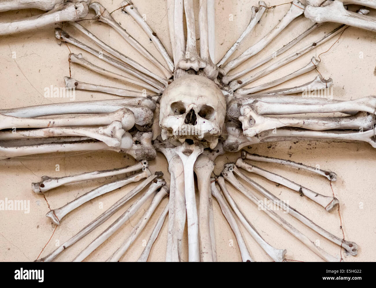 Skull &amp; Bones - das Beinhaus in Sedlec Stockfoto