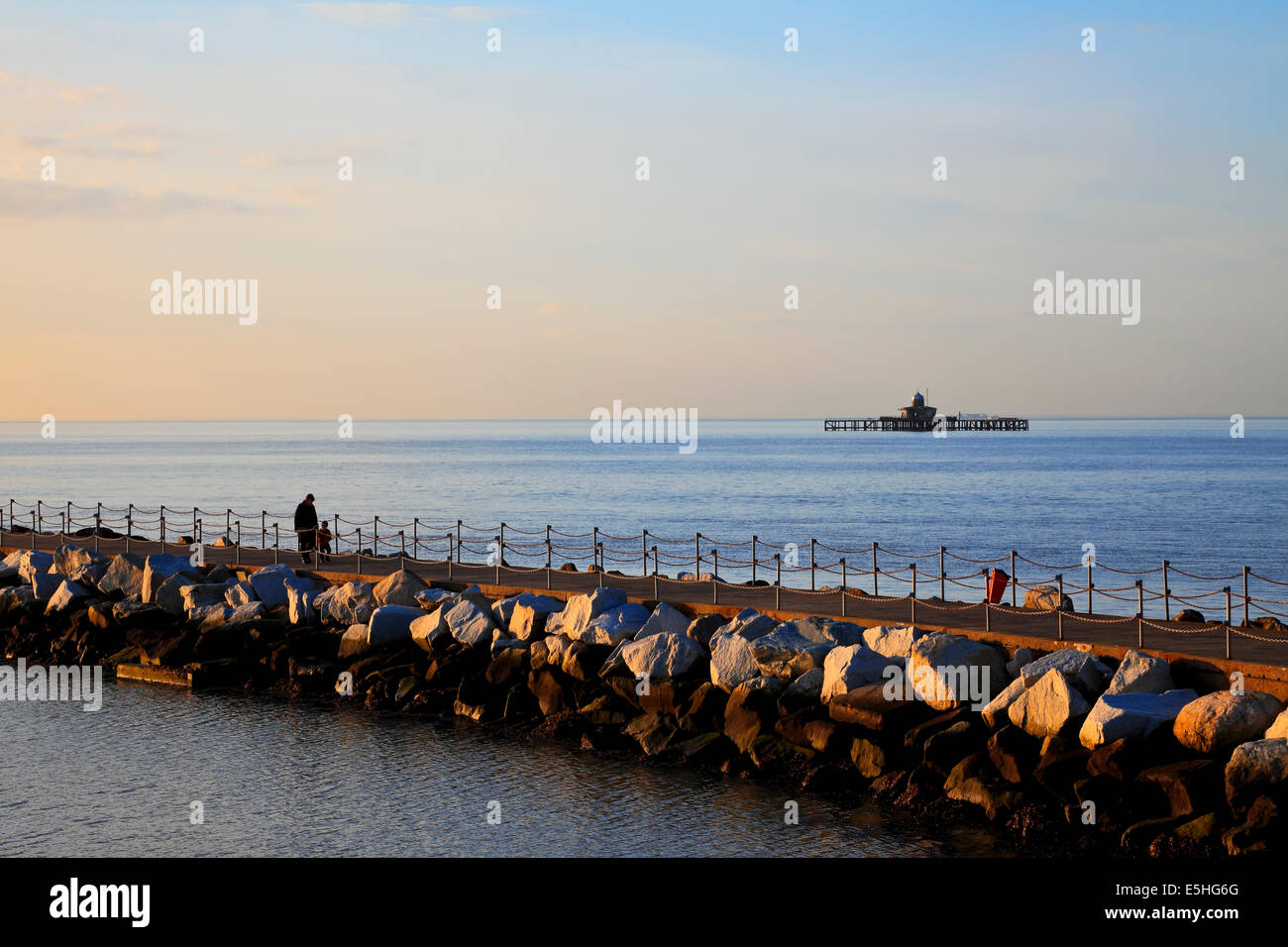 9543. Marina Wand & Reste der alten Mole, Herne Bay, Kent Stockfoto