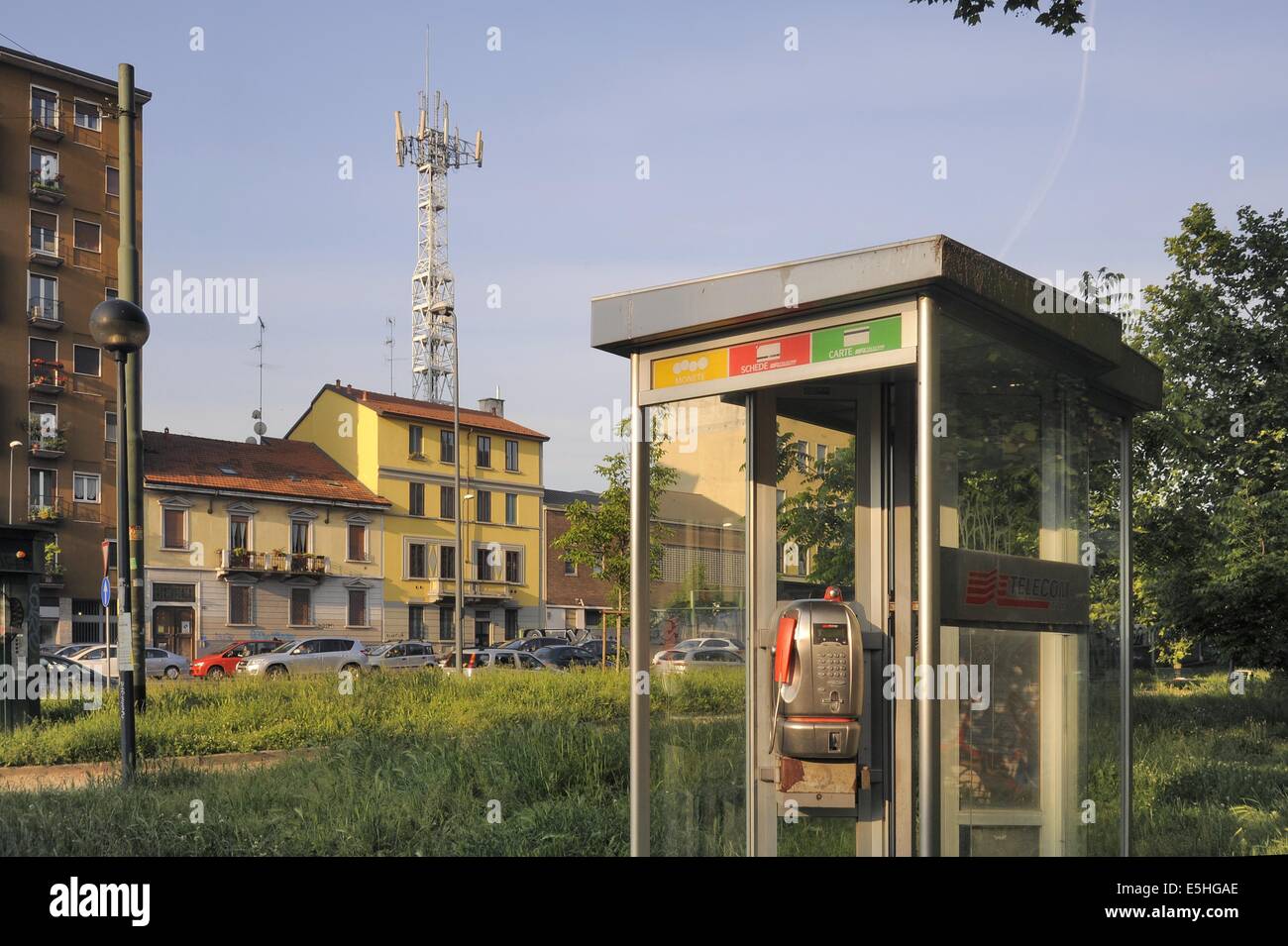 Mailand, Italien, stillgelegten Telefonzelle und Handy-Antenne Stockfoto