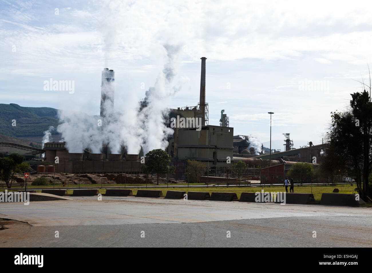 Papierfabrik außerhalb Nelspruit in Südafrika Stockfoto