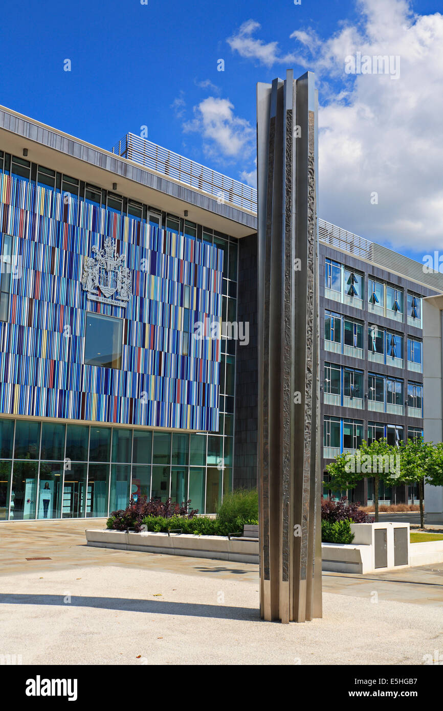 Danum Skulptur und Civic Office in Sir Nigel Gresley Square, Waterdale, Doncaster, South Yorkshire, England, UK. Stockfoto