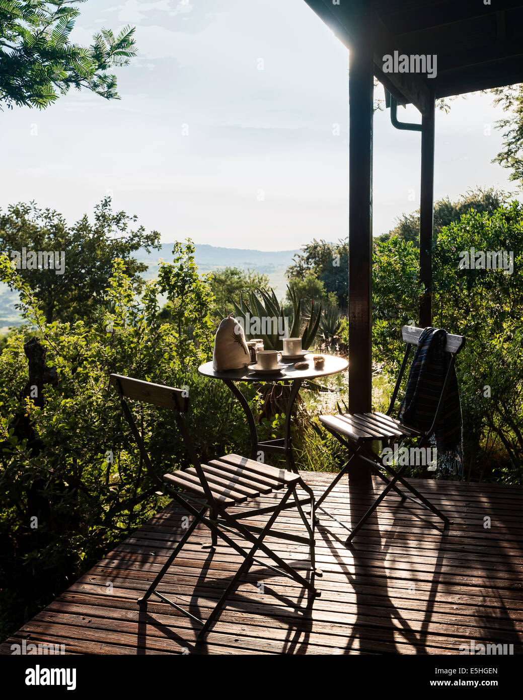 Tisch und Stühle auf Balkon Terrasse Spioenkop Hacienda, Kwa Zulu Natal, Südafrika Stockfoto